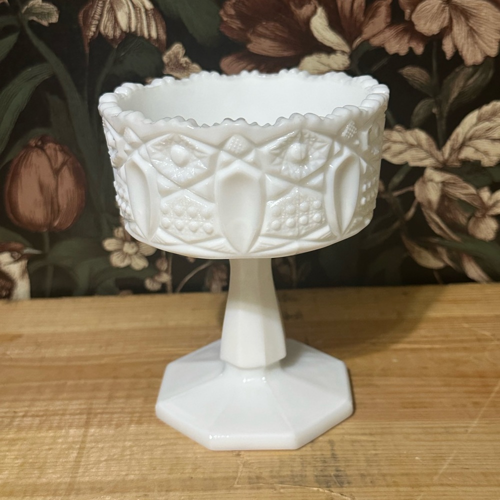 VNT Milk Glass Sawtooth Rim Pedestal White Candy Dish 5.5"H L E Smith Glass EUC